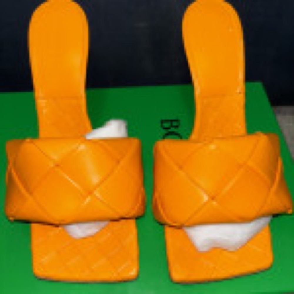 BOTTEGA VENETA
Nappa Maxi Intrecciato Lido Mule Sandals